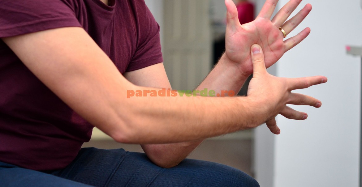 Cu degetul mare de la mâna dreaptă, apăsați puternic în centrul palmei; cu cât mai tare, cu atât mai bine.
